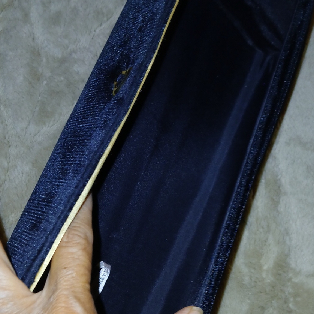 Elegant Black Clutch with Gold Heart Accent - Picture 4 of 6